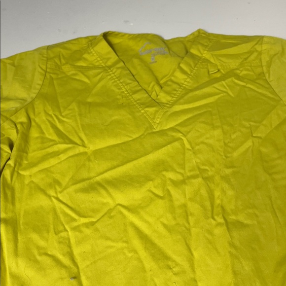 Butter-soft Medium Yellow Short Sleeve V Neck Double Pocket Scrub Top - Picture 4 of 5
